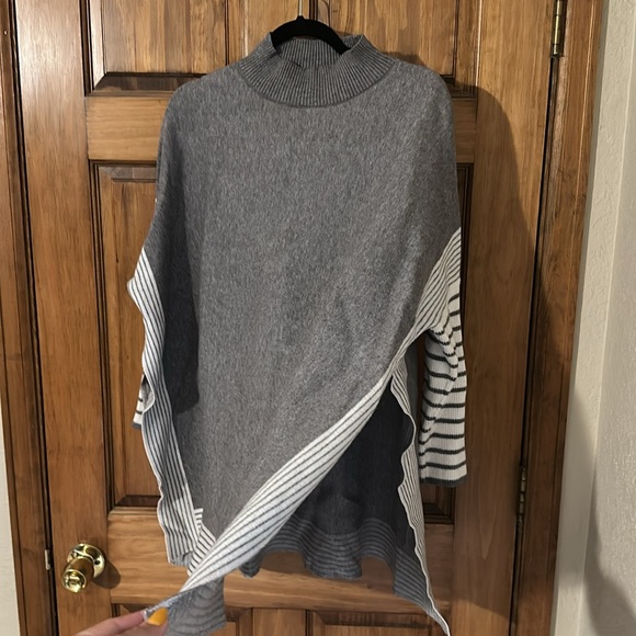 Chicwish pullover cape sweater in gray and white size L - Picture 2 of 3
